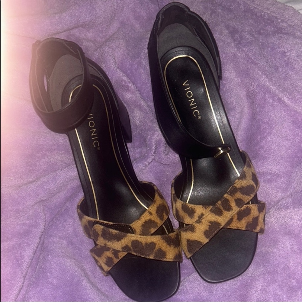 Vionic Women's Black and Brown Leopard Sandals